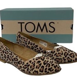Toms Size 6 leopard flats. Like new. Open to offers!